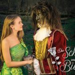 Belle (Leonie Wesselow) und das Biest (Leon Dölle) kommen sich im Wald das erste Mal näher. Foto: Benedikt Bungarten