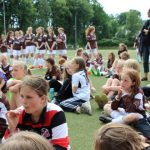 Andächtig lauschen die Mädchenmannschaften von Komet den festlichen Reden bei ihrer Feier. Foto: Komet