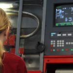 Am Girls' Day können auch junge Mädchen große Maschinen bedienen. Foto: FH Wedel