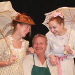 Isabell Zacher, Henning Lutz und Anna Weck spielen in „De verflixte Strump“ mit.