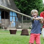 Alt und jung ziehen an einem Strang beim Seniorentag 'Abenteuer Alter' im Freilichtmuseum am Kiekeberg. Foto: FLMK