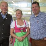 Schon in Oktoberfeststimmung: Bernd Busse (Abteilungsleiter), Anna Heinsohn (Marketing) und Bernd Böttger (Werkstattmeister)
