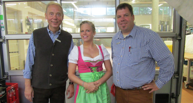 Schon in Oktoberfeststimmung: Bernd Busse (Abteilungsleiter), Anna Heinsohn (Marketing) und Bernd Böttger (Werkstattmeister)