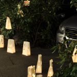 Kerzen und Fackeln sorgen für Stimmung in der Waitzstraße.