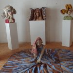 Holzskulpturen bei der Ausstellung „Gepettos Werkstatt – Karikaturen in Holz“ © KUNSTKREIS SCHENEFELD e.V.