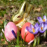 Große Osteraktionen in Blankenese: In den Schaufenstern der Geschäfte sind blaue und grüne Ostereier versteckt