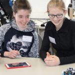 Schülerinnen bringen einem Roboter das Laufen bei. Foto: FH Wedel