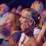 Gemeinsam Gassenhauer schmettern beim Rudelsingen in der Fabrik