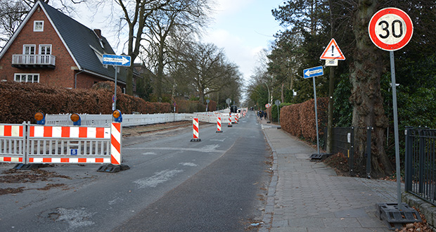 Die Bauarbeiten am Sülldorfer Kirchenweg haben bereits begonnen, die Entwicklung ist noch unklar.