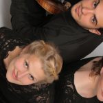 Das Trio Axis: Ann-Katrin Eisold (Violoncello), Gabriele Mele (Violine) und Lydia Hammerbach (Klavier)