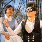 Belle (Céline Glatzel) mit ihrem Vater Maurice (Cornelius Blöchle). Foto: Benedikt Bungarten