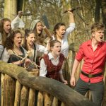 Der Junggeselle Gaston (Jan Müller-Popkes) führt die Einwohner des Dorfes in den Kampf gegen das Biest. Foto: Benedikt Bungarten