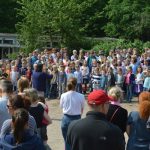 Der Schulchor bei den Eröffnungsliedern