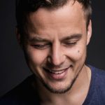 Sänger Alexander Knappe singt beim Hafenfest in Wedel. Foto: Wedel Marketing