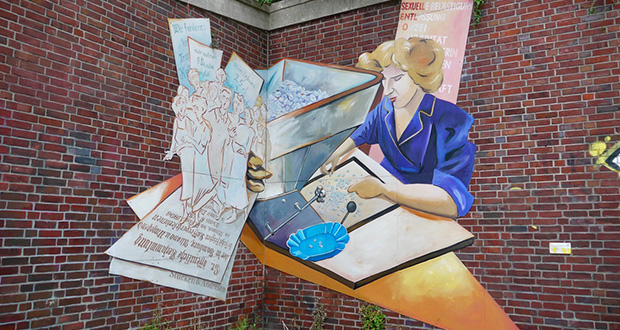 BU: Der Streik der Kaffeeverleserinnen im Jahr 1896, gemalt 1996 von Hildegund Schuster. © FrauenFreiluftGalerie Hamburg.