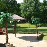 Palmenstrand im Freibad Marienhöhe – direkt neben dem beliebten Kiosk können Eis, Pommer und Cola unter Palmen genossen werden.