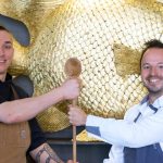 Thomas Sampl (rechts) übergibt Kochlöffel an Knut Wunderlich (links).