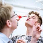 Im Theaterworkshop können die Kinder ihre Fähigkeiten erweitern (Foto: SchauSpielHaus/Schlieter)