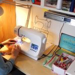 Kirsten Düspohl an der Nähmaschine