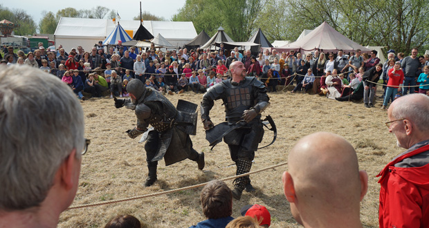 Heerlager-Gruppen zeigen auf dem Mittelalterfest Schaukämpfe und Einblicke in die Welt des Mittelalters (Foto: Stadt Wedel/Kamin)