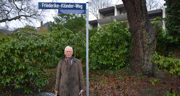 Ronald Holst präsentiert stolz das neue Straßenschild im Hessepark.