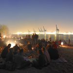 Herrlich entspannt: Osterfeuer in Övelgönne. Foto: www.mediaserver.hamburg.de, Christian Spahrbier