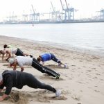 Outdoor-Gymnastik am Elbstrand. Foto: Outdoor Gym_Lara Burr-Evanss