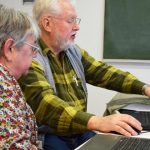 Irene Reelsen lässt sich von Fritz Ritter in PC-Fragen helfen.