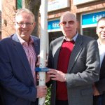 v.r. Anna-Lena Schäfer (Fielmann AG Niederlassung Wedel), Sören Strohbach (ASB Regionalverband Pinneberg), Volker König (Initiator), Niels Schmidt (Bürgermeister), Carsten König (Stadtsparkasse Wedel). Foto: Stadt Wedel