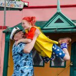 Kapitän Langstrumpf und seine Tochter Pippi freuen sich – auch auf die Sondervorstellung für die Haspa. (Foto: www.batavia-wedel.de)