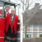 Die Rundümwieserinnen Heidi Rohde und Marja Dose stellen während der Fahrt das Landgebiet vor