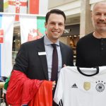 Center Manager Tim Mayer und Sergej Barbarez