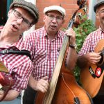 Die Band "Die Drei von der Tankstelle" sorgten für ausgelassene Stimmung bei der sechsten Klönschnack Sommernacht (Foto: Helmut Schwalbach)