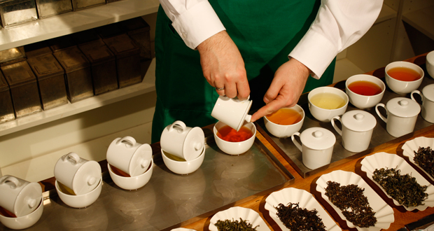 Feinste Teesorten aus aller Welt probieren (Foto: Speicherstadtmuseum/ Egmond Tenten)