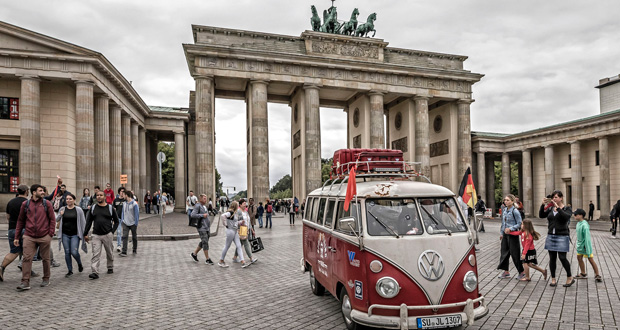 Der Start der Bulli Challenge in Berlin (Foto: Thomas Stachelhaus/National Geographic)