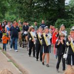 Fotos vom Kindergrün am 30. August 2014: Der TSV Sülldorf veranstaltet das Kindergrün jeden Sommer in Zusammenarbeit mit dem Bürgerverein Sülldorf-Iserbrook. Die Kinder haben viel Spaß an den Punktspielen wie Erbsenklopfen (Foto), Sackhüpfen, Schweinchenrennen oder Kühemelken, die von ehrenamtlichen Helfern des TSV betreut werden. Zur Stärkung der Kinder und begleitenden Erwachsenen gibt es Kaffee und Kuchen, sowie Grillwurst und Kaltgetränke von TSV und Bürgerverein. Nach der Ermittlung der Sieger werden diese als Prinz und Prinzessin sowie König und Königin geehrt und unter musikalischer Begleitung eines Spielmannszuges auf einer Kutsche durch Sülldorf gefahren.