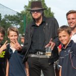 Udo Lindenberg-Double Wolfgang Dorn mit seinen Fans beim Pfingstturnier