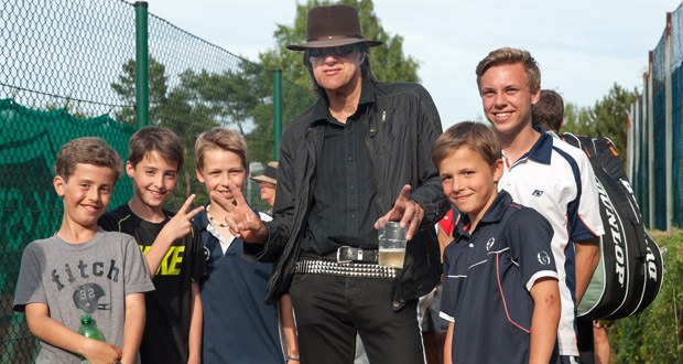 Udo Lindenberg-Double Wolfgang Dorn mit seinen Fans beim Pfingstturnier
