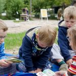 Gemeinsam schmökern beim Lesefest im Freilichtmuseum am Kiekeberg. Foto: FLMK