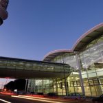 Blick auf die Messehallen entlang der Karolinenstraße mit Blick auf den Fernsehturm. Foto: Bertram Solcher