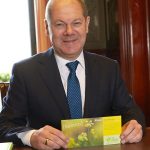 Hamburgs Bürgermeister Olaf Scholz freut sich über eine Samen-Postkarte der Blume des Jahres. Foto Christoph Siegert