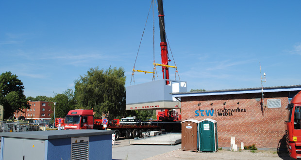Das 62 Tonnen schwere Schalthaus wird versetzt. Foto: Natali Steffen, Stadtwerke