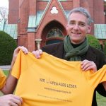 Pastor Thomas Warnke (Mitte) bekommt das Heldenlauf-Shirt von Christine Dörscher und Hermann Bach