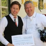 Heinz O. Wehmann und sein Sohn und Juniorchef Julian stolz mit der großzügigen Spende an die Hamburger Sternschnuppe e.V. Foto: Hamburger Sternschnuppe