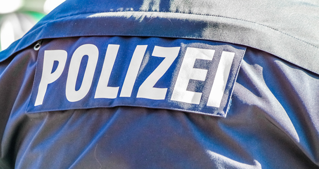 Symbolbild – Aufschrift „Polizei“ auf Uniform