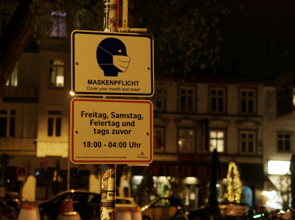 Schilder in hamburg: maskenpflicht: Freitag, Samstag und tags zuvor 18:00 - 4:00 Uhr