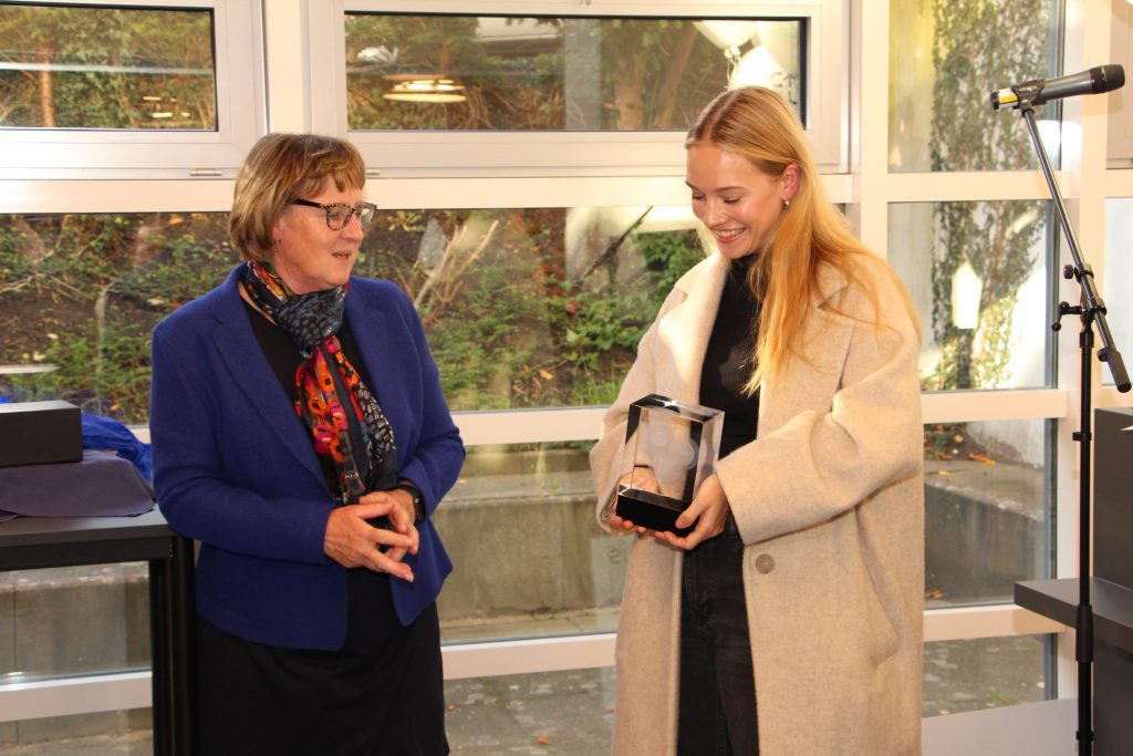 Frau Roth-Kröger (präsidentin des Rotary Clubs Wedel) überreicht den Preis an Lisa Liesbeth Ohlow.