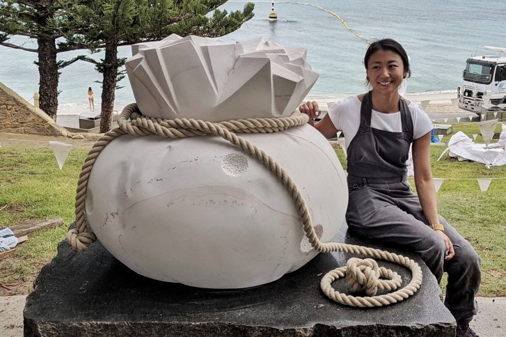 Kunstmesse: Jina Lee und Skulptur | Foto: Jina Lee