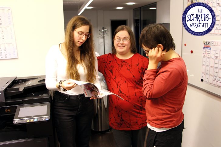 Schreibwerkstatt: Sophie Rhine zeigt Fabian und Benjamin das Magazin