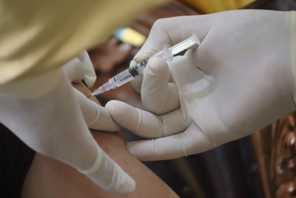 Impfaktion – Nadel geht in Arm